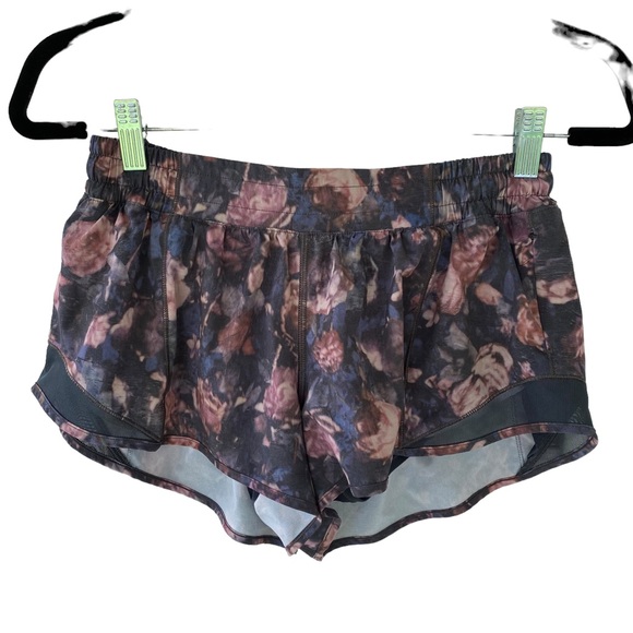 Lululemon Hotty Hot Short II *2.5"- Frosted Rose Multi / Melanite - Picture 3 of 8